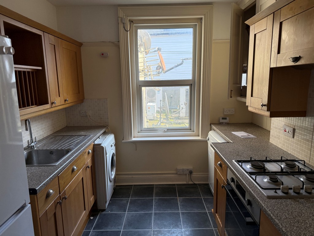 Lot: 154 - SPACIOUS MAISONETTE CLOSE TO SEAFRONT IN FAVOURED LOCATION - Kitchen with window and fitted units